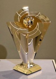 甲子園歴史館に展示されるＷＢＣの優勝トロフィー（同館提供）