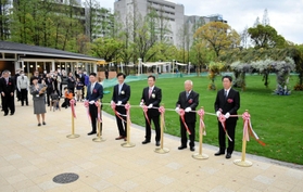 テープカットで東遊園地のリニューアルを祝う関係者＝神戸市中央区加納町６