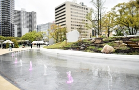 水遊びができる噴水。ミストも立ち上る＝神戸市中央区加納町６