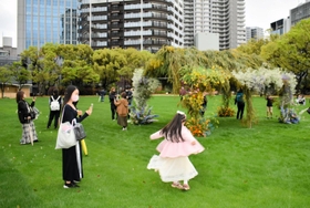 開放されたばかりの芝生広場で写真を撮る人たち＝神戸市中央区加納町６