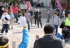 選挙戦を通じ、物価高騰への対策に関心を寄せる有権者も多い＝神戸市内（撮影・風斗雅博）