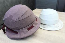 布製で、後部にリボンが付いているヘルメット「シクレ」＝大阪府東大阪市