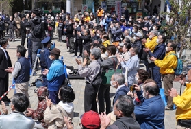 選挙戦最終日を迎え、投票を呼びかける候補者らの演説を聞く有権者＝８日午後、神戸市内（撮影・小林良多）