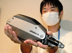 重さ約３キロの「シーブレース」の本体部分＝神戸市西区曙町、兵庫県立総合リハビリテーションセンター