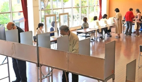 兵庫県議選と神戸市議選の投票をする有権者ら＝９日、神戸市中央区山本通１（撮影・鈴木雅之）