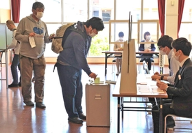 兵庫県議選と神戸市議選の投票をする有権者ら＝９日、神戸市中央区山本通１（撮影・鈴木雅之）