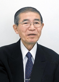立候補に向けた取材に応じる藤原昭一氏＝小野市役所