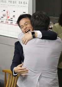 当選を決めて支援者と喜ぶ橘秀太郎氏＝香美町香住区香住（撮影・斎藤　誉）