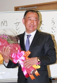 初当選を決め、笑顔を見せる大上和則氏＝丹波篠山市二階町（撮影・秋山亮太）