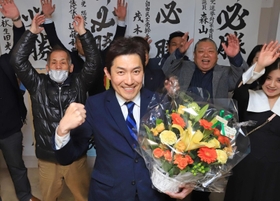 支援者たちから祝福を受けてガッツポーズで喜ぶ伊藤栄介氏＝神戸市中央区布引町３（撮影・中西大二）