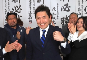 支援者たちから祝福を受けてガッツポーズで喜ぶ伊藤栄介氏＝神戸市中央区布引町３（撮影・中西大二）