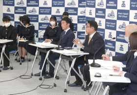 清元秀泰氏（右から３人目）と榑谷健太郎氏（同４人目）に質問する高校生たち＝兵庫県立姫路東高校（撮影・辰巳直之）