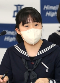 質問をする梶本千紗姫さん＝兵庫県立姫路東高校（撮影・辰巳直之）