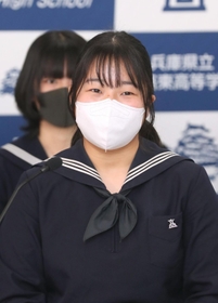 質問をする中務美遥さん＝兵庫県立姫路東高校（撮影・辰巳直之）