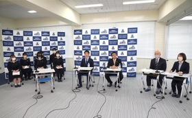 姫路市長選の立候補予定者が出席して行われた高校生ミーティング＝兵庫県立姫路東高校（撮影・辰巳直之）
