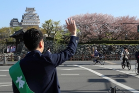 統一地方選前半の投開票から一夜明け、街頭に立つ姫路市長選の立候補予定者＝１０日午前、姫路市内（撮影・辰巳直之）