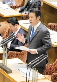 参院決算委で少年事件の記録廃棄について質問する自民党の加田裕之議員＝１０日午後