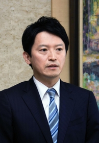 統一地方選前半戦の結果を受け、報道陣の取材に受け止めを語る兵庫県の斎藤元彦知事＝県庁