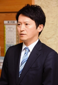 統一地方選前半戦の結果を受け、報道陣の取材に受け止めを語る兵庫県の斎藤元彦知事＝県庁