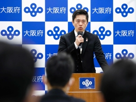 大阪府知事選で再選を果たし、記者会見する吉村洋文知事＝１０日午後、大阪府庁