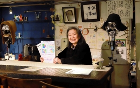 プラネットＥａｒｔＨのカフェのカウンターで活動を振り返る宮崎みよしさん＝神戸市中央区元町高架通