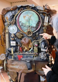 東山嘉事さんの作品「モー・モー・モー」。角度を変えて、近づいて見ると楽しい＝神戸市中央区元町高架通、プラネットＥａｒｔＨ