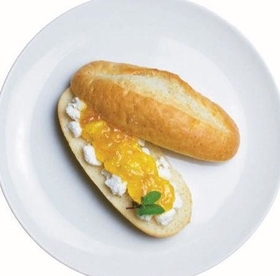 「マルのフランスパンーリコッタチーズとみかんジャムのサンドウィッチ」。マルが持っているフランスパンをサンドウィッチに。名前の通りリコッタチーズとマーマレードジャム