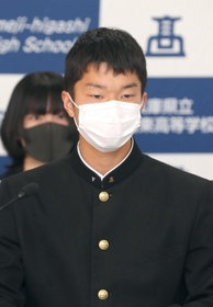 姫路市長選の立候補予定者に質問する姫路東高校の大上笙太さん＝姫路市本町、県立姫路東高校（撮影・辰巳直之）