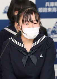 姫路市長選の立候補予定者に質問する姫路東高校の小林未來さん＝姫路市本町、県立姫路東高校（撮影・辰巳直之）