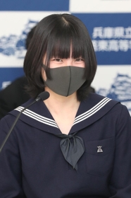 姫路市長選の立候補予定者に質問する姫路東高校の西本花梨さん＝姫路市本町、県立姫路東高校（撮影・辰巳直之）