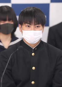姫路市長選の立候補予定者に質問する姫路東高校の筒泉空良さん＝姫路市本町、県立姫路東高校（撮影・辰巳直之）