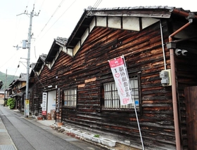 景観遺産に登録されたのこぎり屋根。写真はアンテナショップ「播州織工房館」＝西脇市西脇（兵庫県提供）