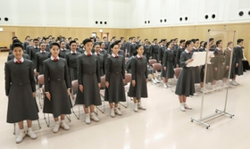 宝塚音楽学校で開かれた入学式に出席する新入生ら＝15日、兵庫県宝塚市（同校提供）