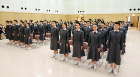 宝塚音楽学校で開かれた入学式に出席する新入生ら＝15日、兵庫県宝塚市（同校提供）