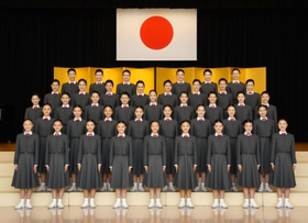 記念写真に納まる宝塚音楽学校の新入生＝15日、兵庫県宝塚市（同校提供）