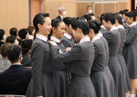 在校生から校章バッジの贈呈を受ける新入生ら＝宝塚音楽学校（同校提供）