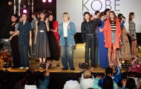 フィナーレで観客に手を振る貴島明日香さん（最前列左から２人目）や朝比奈彩さん（同右から２人目）＝１５日夜、神戸市中央区加納町６の東遊園地（撮影・長嶺麻子）