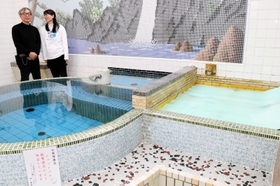 薬湯（右）を修理して漢方風呂を復活させようとクラウドファンディングに挑戦している大将の黒木達也さん、女将の久美子さん＝尼崎市杭瀬本町１