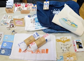 第一敷島湯をＰＲするトートバッグやタオルなどのオリジナルグッズ＝尼崎市杭瀬本町１