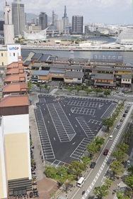 ハーバーランドの式場跡地に建設が進む駐車場＝１６日午後、神戸市中央区東川崎町１