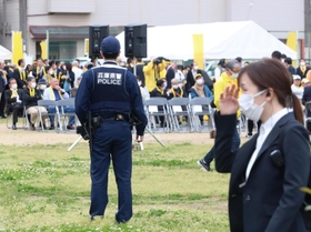 姫路市長選の立候補者の出陣式会場で警備に当たる警察官ら＝１６日午前、姫路市内