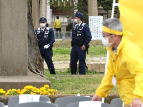 姫路市長選の立候補者の出陣式会場で警備に当たる警察官ら＝１６日午前、姫路市内
