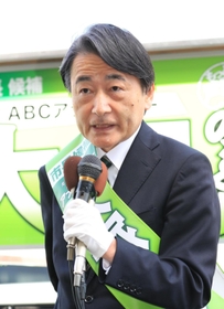 事務所前で第一声を発する大塚展生氏＝１６日午前、芦屋市春日町（撮影・吉田敦史）