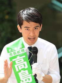 街頭で支持を求める高島崚輔氏＝１６日午前、芦屋市大原町のＪＲ芦屋駅前（撮影・吉田敦史）