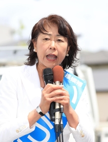 事務所前で第一声を発する伊藤舞氏＝１６日午前、芦屋市打出小槌町（撮影・吉田敦史）