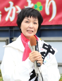 事務所前で第一声を発する中島香織氏＝１６日午前、芦屋市業平町（撮影・吉田敦史）