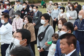 候補者の主張を聞く有権者ら＝１６日午前、姫路市内（撮影・辰巳直之）
