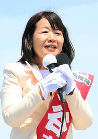 県立明石公園前で演説する丸谷聡子氏＝明石市大明石町１