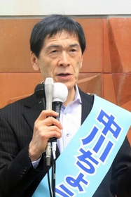 ＪＲ明石駅前で演説する中川暢三氏＝明石市大明石町１