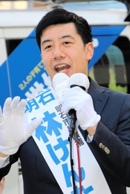 ＪＲ大久保駅前で演説する林健太氏＝明石市大久保町ゆりのき通１